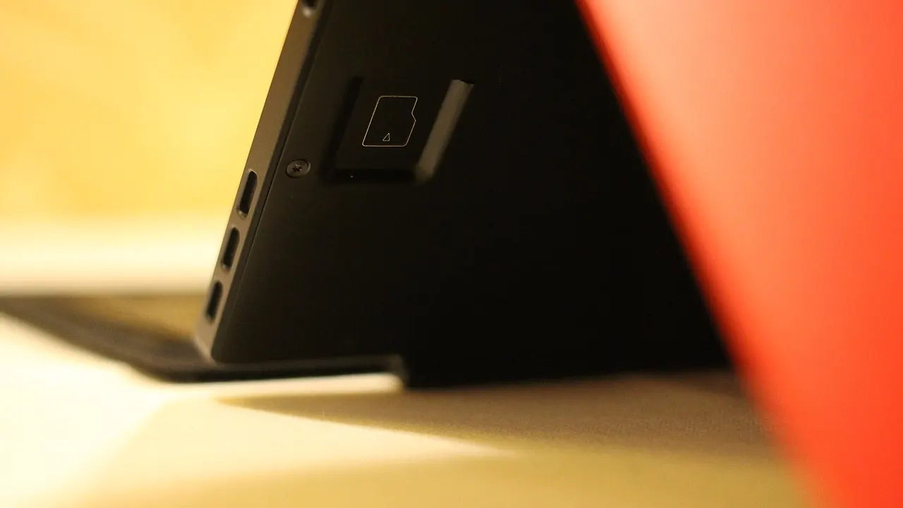 Xuper TV for Tablets: Tracking on a Bigger Screen